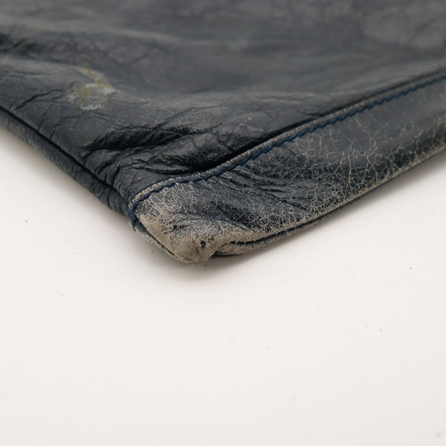 Detail corner usure cuir effrité Pochette Clutch Balenciaga bleu nuit — AMANA Vintage