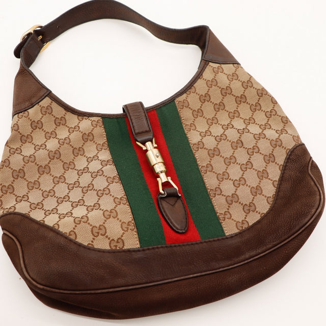 Vue de face rapprochée fermoir piston signature Gucci New Jackie bande Web — AMANA Vintage