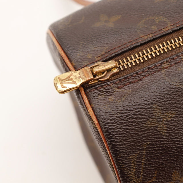 Détail boucles dorées Louis Vuitton Papillon 26 toile Monogram — AMANA Vintage