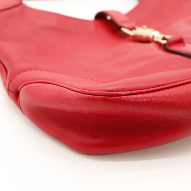 Détail coin inférieur Gucci New Jackie cuir rouge — AMANA Vintage