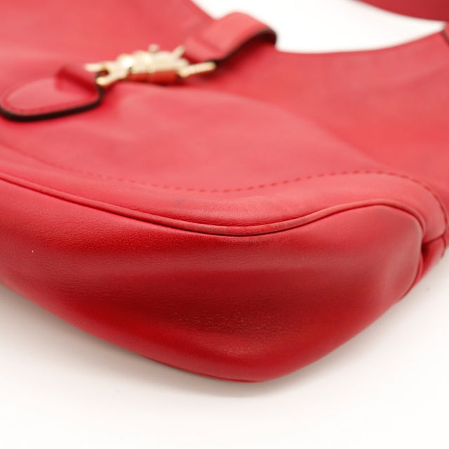 Détail coin inférieur droit Gucci New Jackie cuir rouge — AMANA Vintage