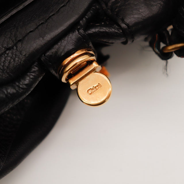 Détail médaillon Chloé doré sac Paraty noir — AMANA Vintage
