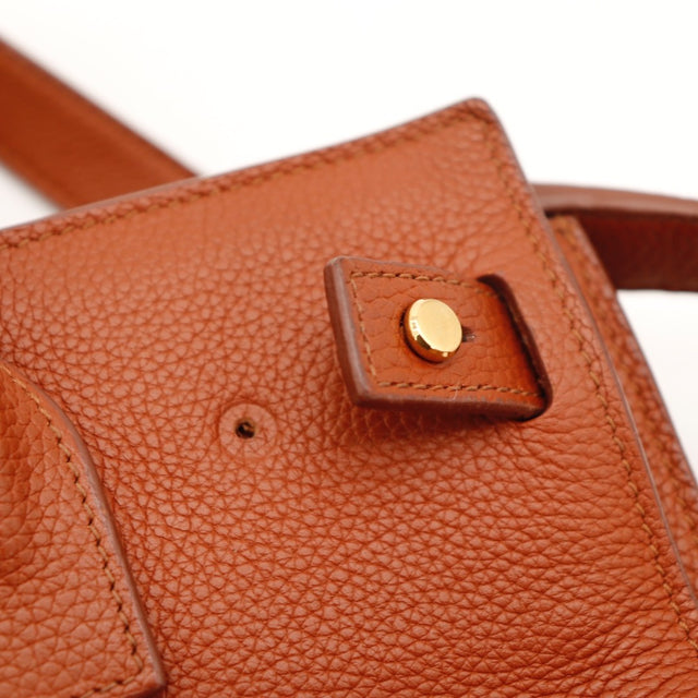 Détail des coins inférieurs Saint Laurent Baby Sac de Jour Souple cuir grainé cognac occasion authentique — AMANA Vintage