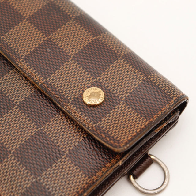 Détail des tranches du portefeuille Louis Vuitton Accordéon Damier Ébène — AMANA Vintage
