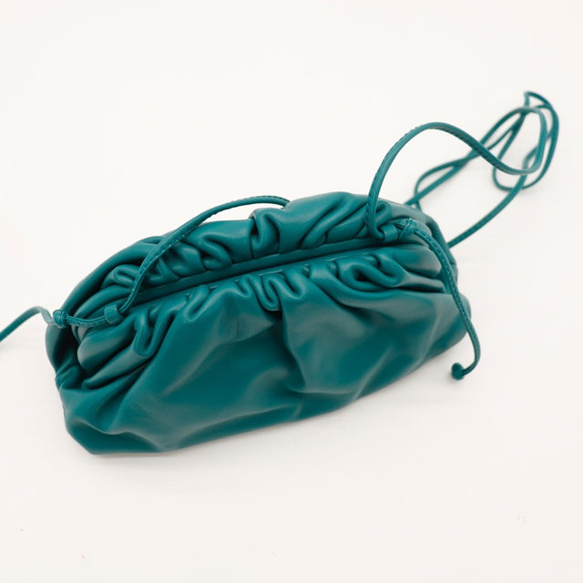 Base du sac Bottega Veneta The Pouch Mini cuir d'agneau vert canard — AMANA Vintage
