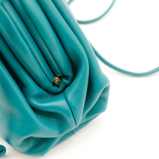 Détail de la fermeture aimantée Bottega Veneta The Pouch Mini — AMANA Vintage