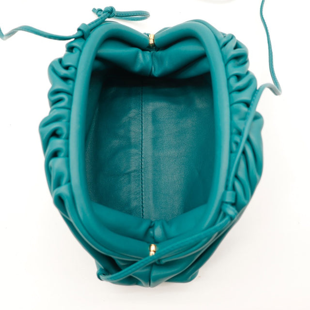 Sac Bottega Veneta The Pouch Mini vue de dos cuir nappa vert canard — AMANA Vintage