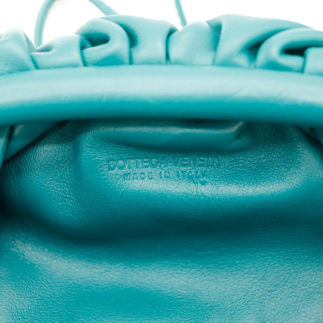 Détail du cuir d'agneau lisse Bottega Veneta The Pouch Mini occasion authentique — AMANA Vintage