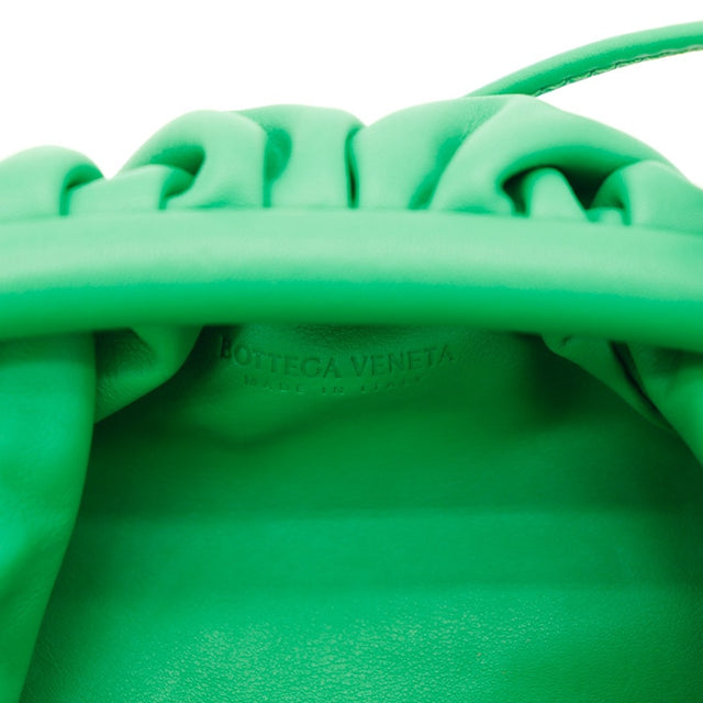 Détail du cuir d'agneau froissé Bottega Veneta Mini Pouch vert — AMANA Vintage