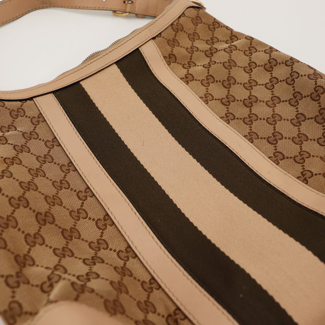 Pormenor fixação da alça dourada e pele bege Gucci Hobo Web Stripe vintage — AMANA Vintage