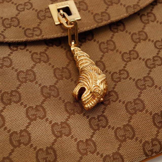 Détail breloque tête de tigre dorée fermoir Gucci Hobo occasion — AMANA Vintage