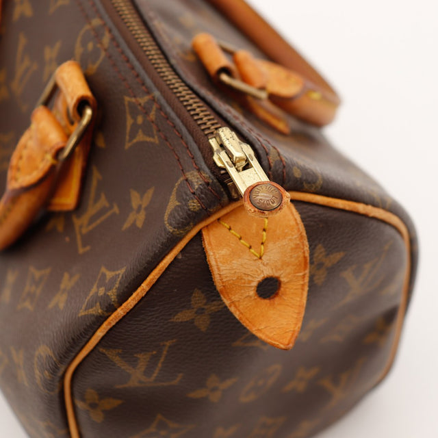 Detail ritstrekker rits en lipje hangslot Louis Vuitton Speedy 25 usée — AMANA Vintage