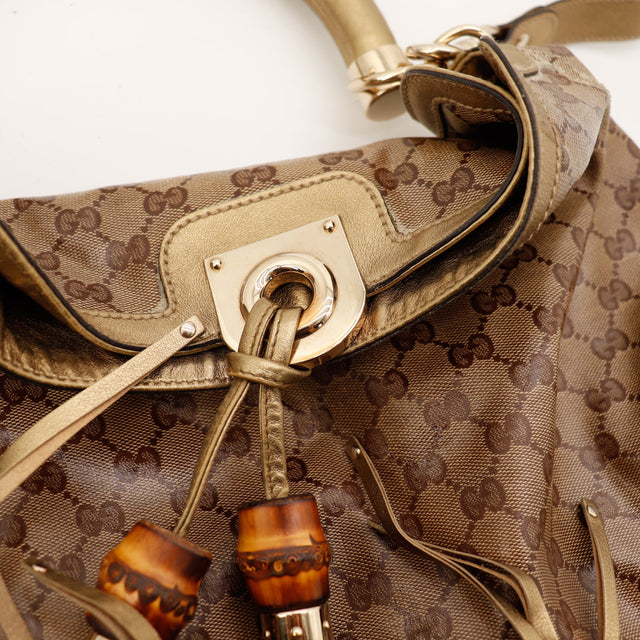 Pormenor remates de bambu e franjas em pele dourada Gucci Indy Hobo vintage — AMANA Vintage
