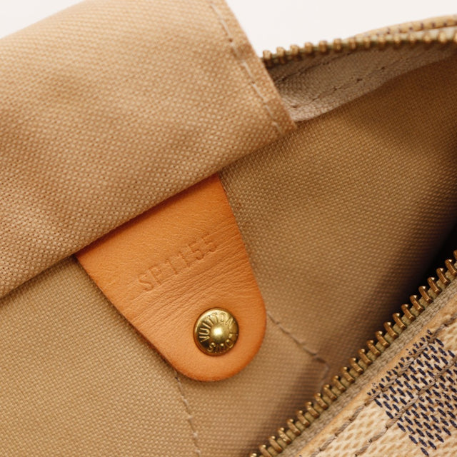 details van handvatten van vachettaleer van Louis Vuitton Speedy 30 Damier Azur — AMANA Vintage