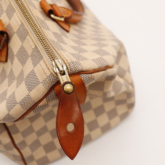 detail van lipjes zijkanten van Louis Vuitton Speedy 30 Damier Azur — AMANA Vintage
