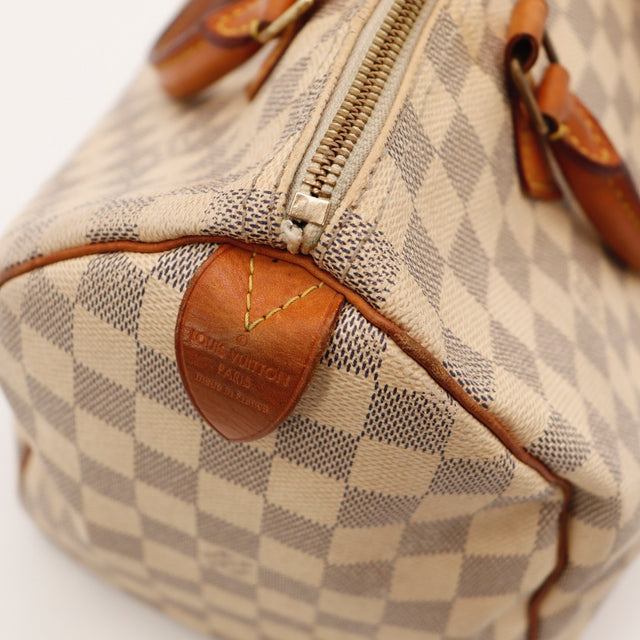 detail van het beslag goudkleurig van Louis Vuitton Speedy 30 Damier Azur — AMANA Vintage