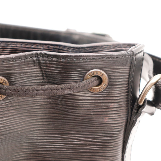 Vista geral da mala Louis Vuitton Noé PM pele Épi preta vintage autêntica — AMANA Vintage