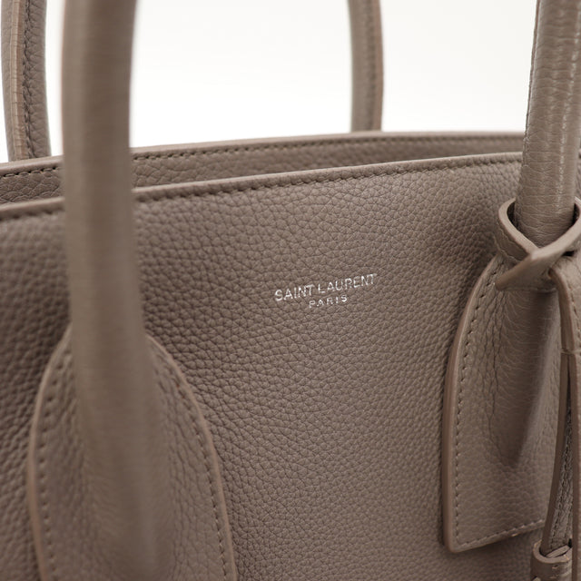 Detail logo SAINT LAURENT PARIS argente cuir graine taupe occasion authentique — AMANA Vintage