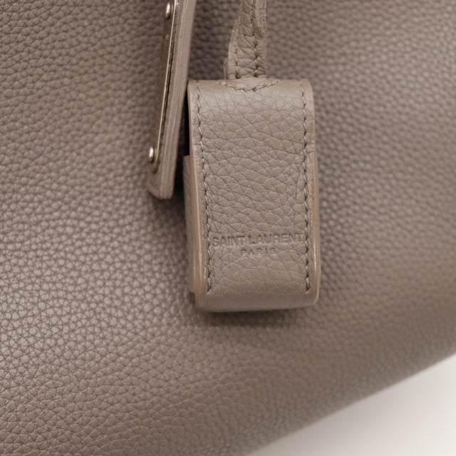 Detail coin et cuir graine Saint Laurent Sac de Jour Small taupe — AMANA Vintage