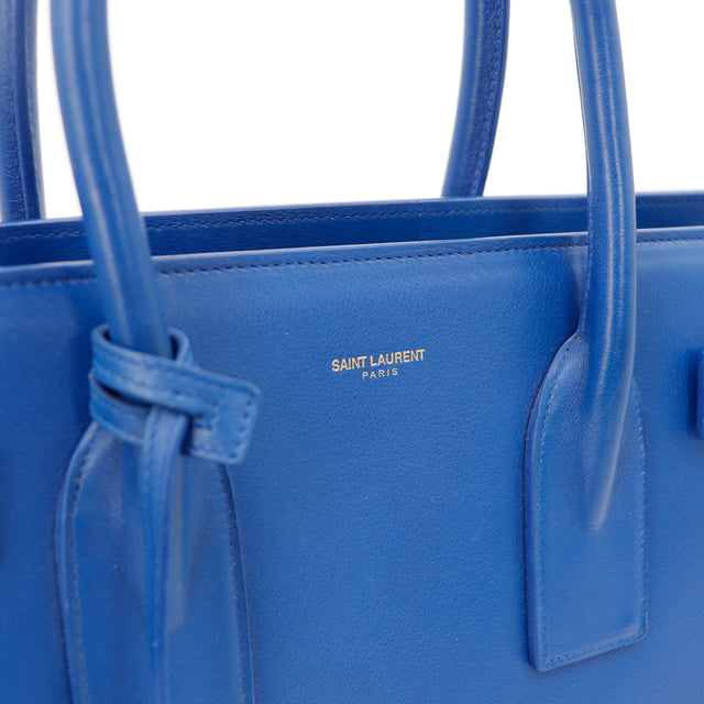 Détail logo Saint Laurent Paris doré cuir bleu Sac de Jour occasion — AMANA Vintage