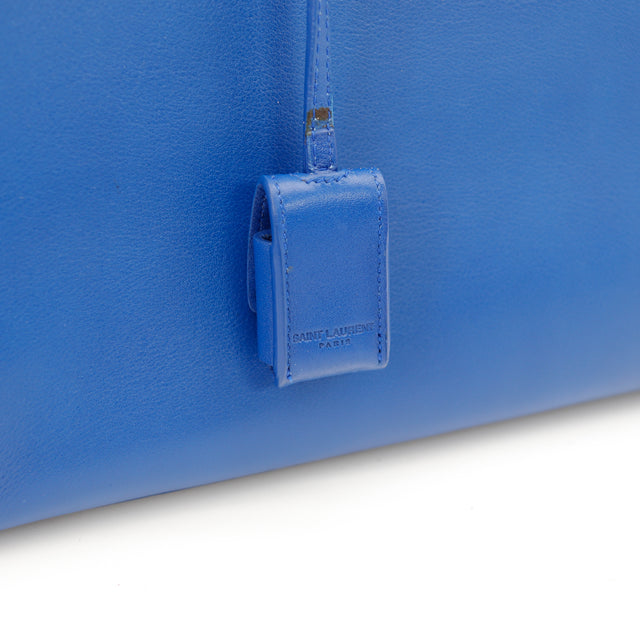 Détail clochette cadenas bleu Saint Laurent Sac de Jour occasion — AMANA Vintage