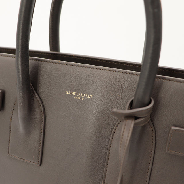 Détail logo Saint Laurent Paris doré cuir gris Sac de Jour occasion — AMANA Vintage