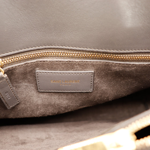 Détail fond cuir et pieds dorés Sac de Jour Saint Laurent gris occasion — AMANA Vintage