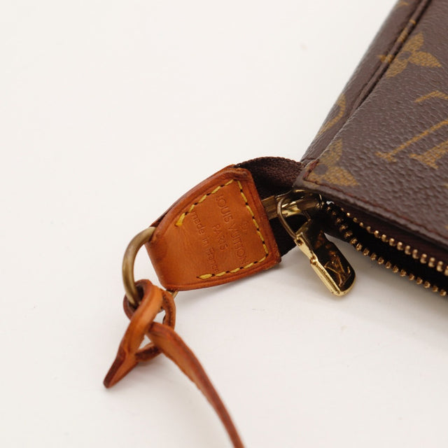 Détail de l'argenterie dorée Louis Vuitton Pochette Accessoires Toile Monogramme occasion authentique — AMANA Vintage