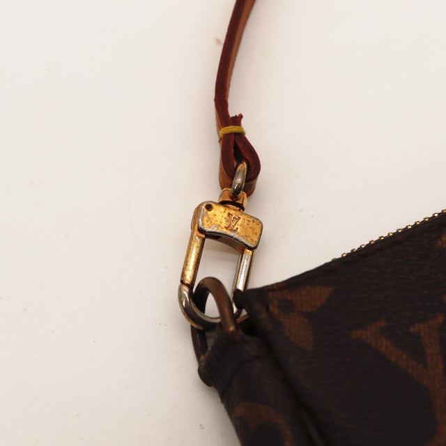 Détail de la fermeture zippée Louis Vuitton Pochette Accessoires Toile Monogramme occasion authentique — AMANA Vintage
