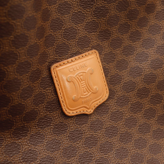Détail de la bandoulière Céline Seau Macadam cuir marron occasion authentique — AMANA Vintage