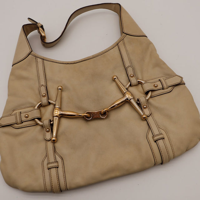 borsa Gucci Hobo Horsebit appoggiato con piatto pelle beige autentico di seconda mano — AMANA Vintage