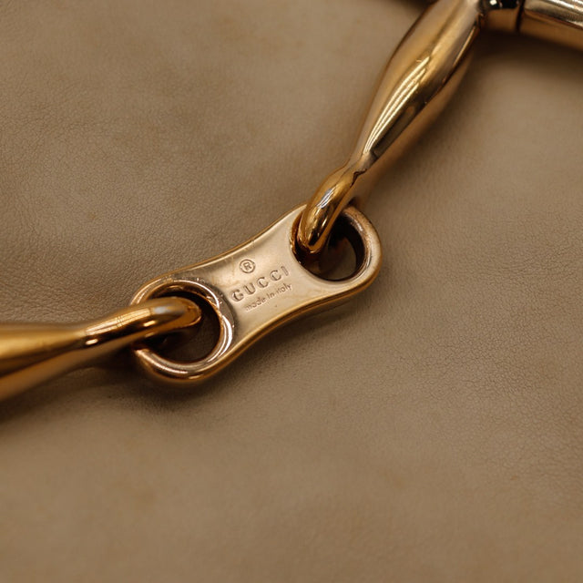 dettaglio morsetto dorato firma Gucci Hobo Horsebit autentico di seconda mano — AMANA Vintage