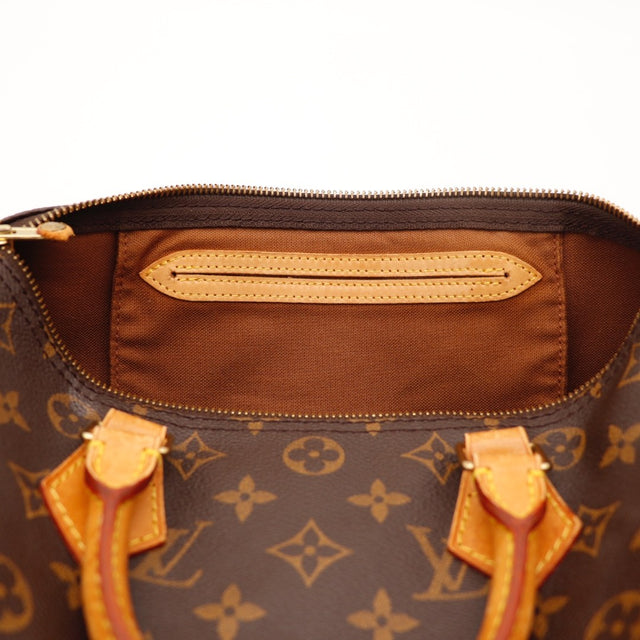 Détail des anses Louis Vuitton Speedy 30 cuir vachette caramel occasion authentique — AMANA Vintage