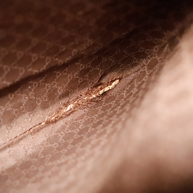 Détail déchirure doublure intérieure Gucci Hobo Web couture ouverte fils apparents — AMANA Vintage