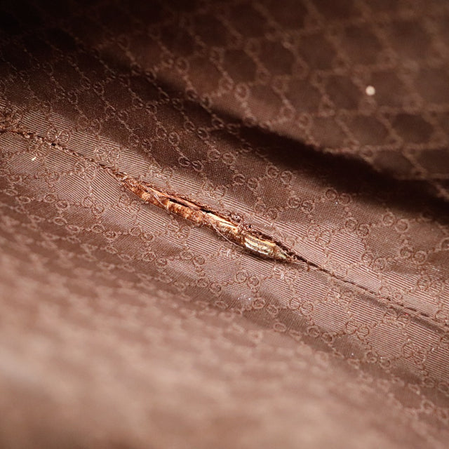 Détail déchirure doublure intérieure Gucci Hobo Web macro couture effilochée — AMANA Vintage