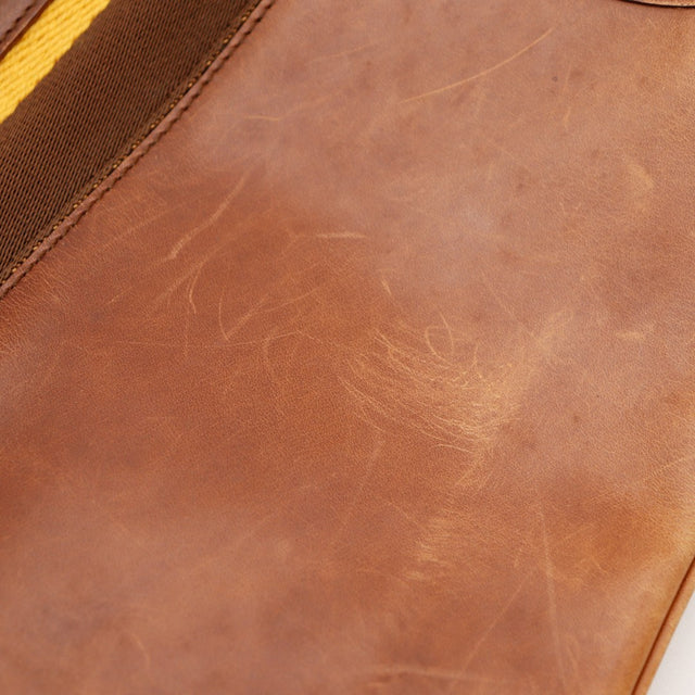Détail griffures cuir extérieur Gucci Hobo Web traces de frottement marron — AMANA Vintage