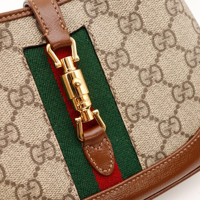 Détail fermoir piston doré bande Web verte et rouge Gucci Jackie 1961 Mini — AMANA Vintage