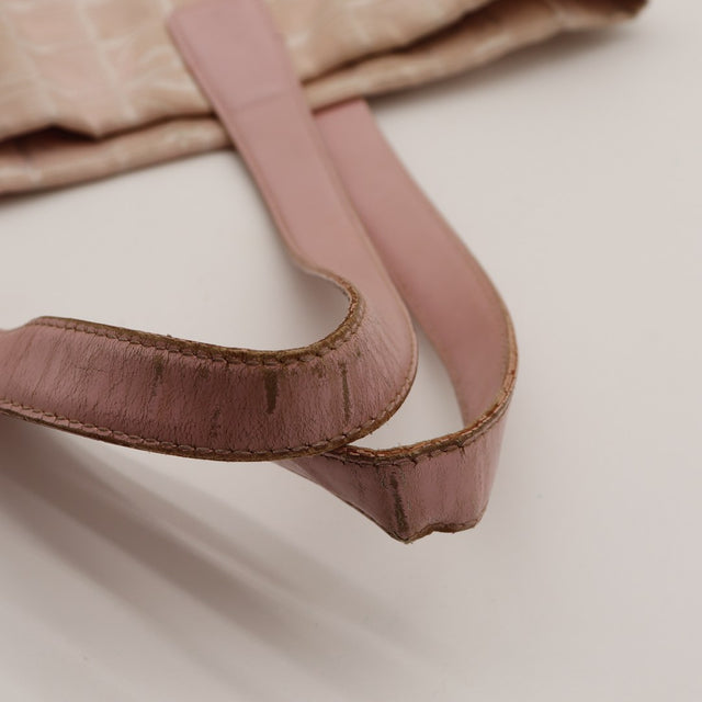 Detail Ende Henkel Chanel New Travel Line Leder rissig abgenutzt — AMANA Vintage