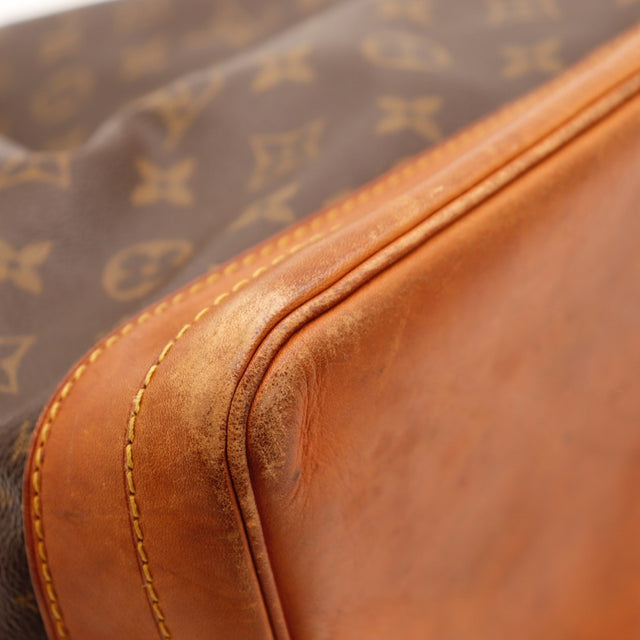 Détail de la bandoulière Louis Vuitton Noé cuir vachette occasion authentique — AMANA Vintage