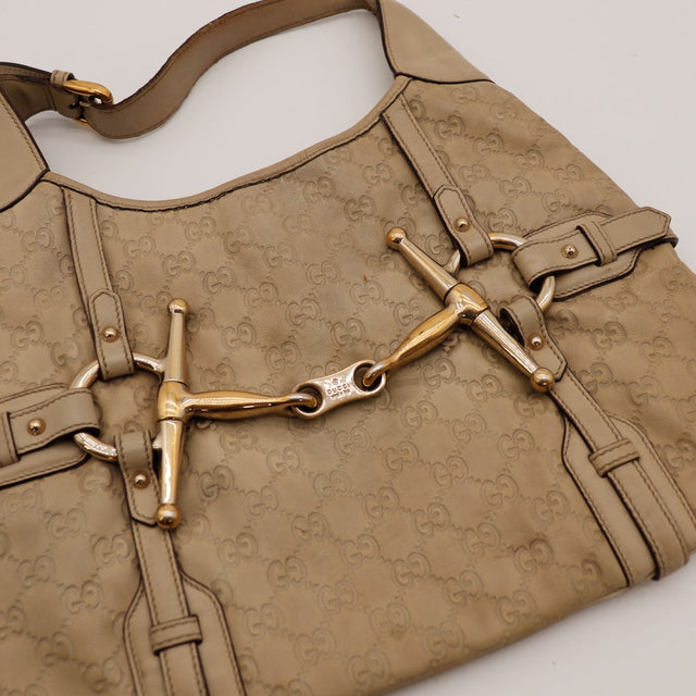 Pormenor do freio dourado da Gucci Hobo Horsebit em pele taupe — AMANA Vintage