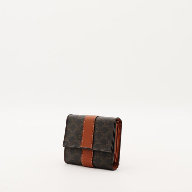 Portefeuille Céline Macadam vue de trois quarts toile Triomphe et cuir cognac — AMANA Vintage