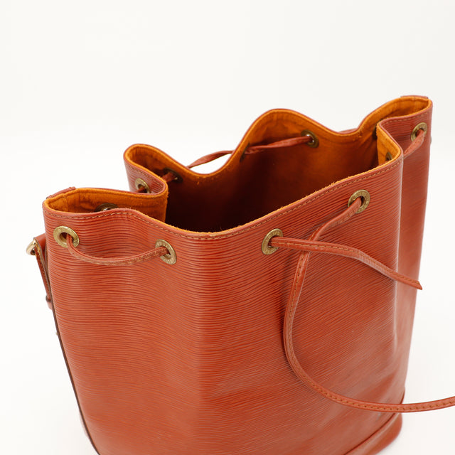 Amana-vintage-sacs-de-luxe-pas-cher-bag-details-occasion-speedy-dior-seconde-main-exclusif-sac-vuitton-authentique-noé-papillon