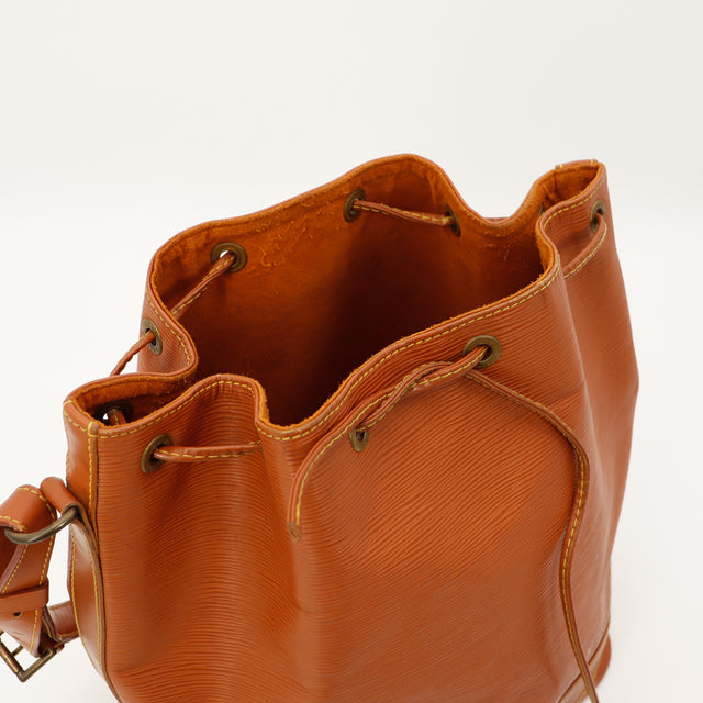 Amana-vintage-sacs-de-luxe-pas-cher-bag-details-occasion-speedy-dior-seconde-main-exclusif-sac-vuitton-authentique-noé-papillon