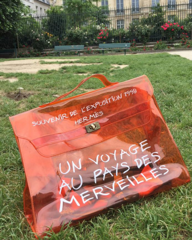 Le Kelly Vinyle : Une icône transparente de l’histoire de la mode