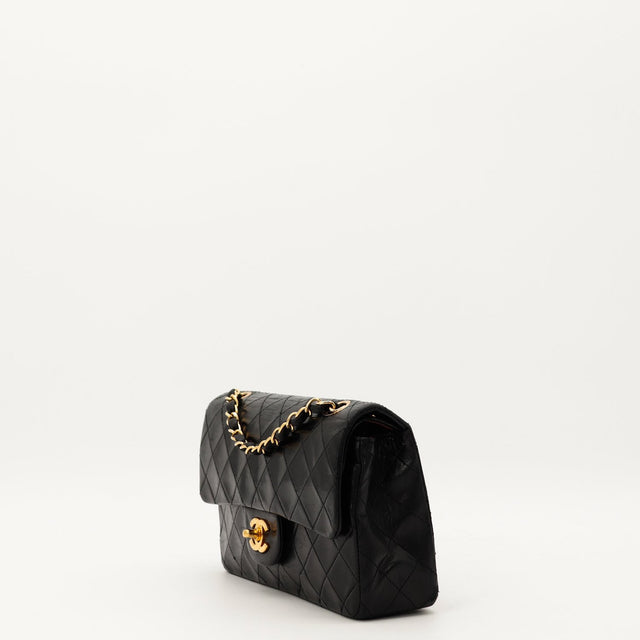 Chanel Timeless 23 trois quarts cuir matelassé chaîne dorée — AMANA Vintage