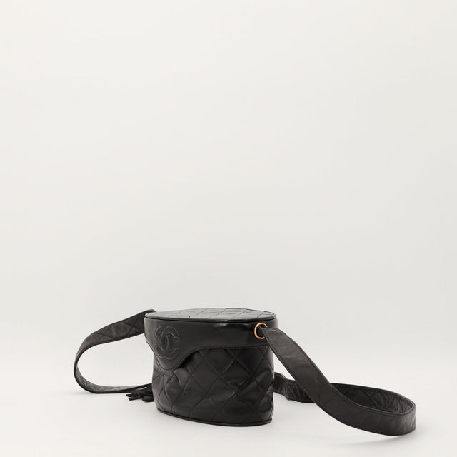 Chanel Vanity Case trois quarts cuir noir matelassé bandoulière — AMANA Vintage