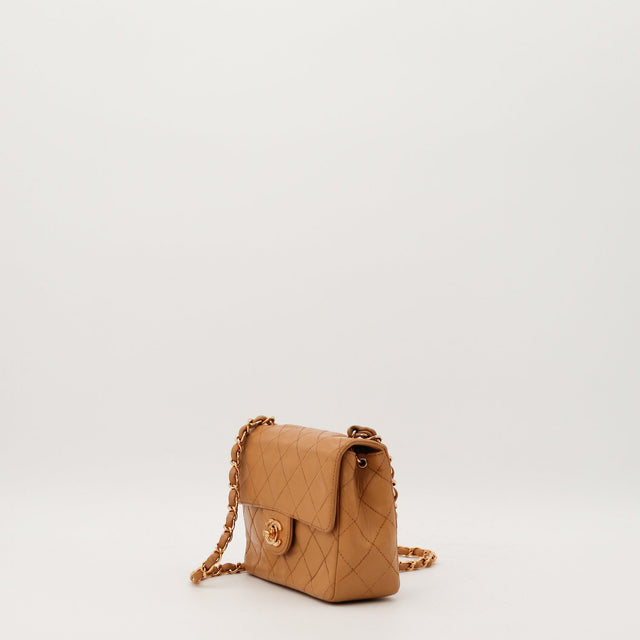 Chanel Mini Carré beige trois quarts cuir matelassé chaîne dorée — AMANA Vintage