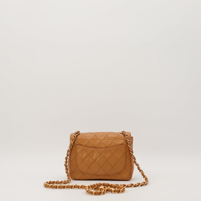 Chanel Mini Carré beige vue arrière cuir agneau matelassé — AMANA Vintage