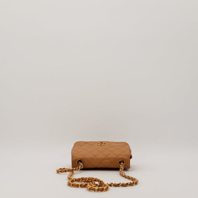 Dessus Chanel Mini Carré beige cuir matelassé fermoir CC — AMANA Vintage