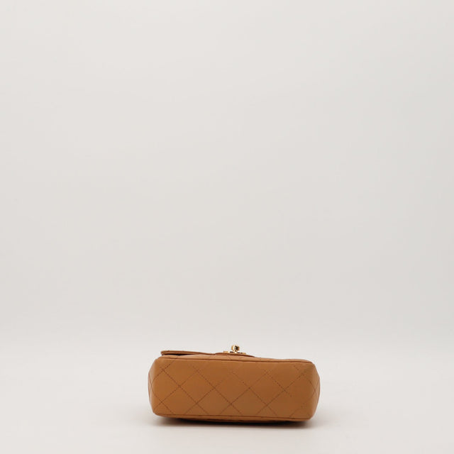 Fond Chanel Mini Carré beige cuir agneau matelassé — AMANA Vintage